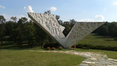 Споменик у Крагујевцу