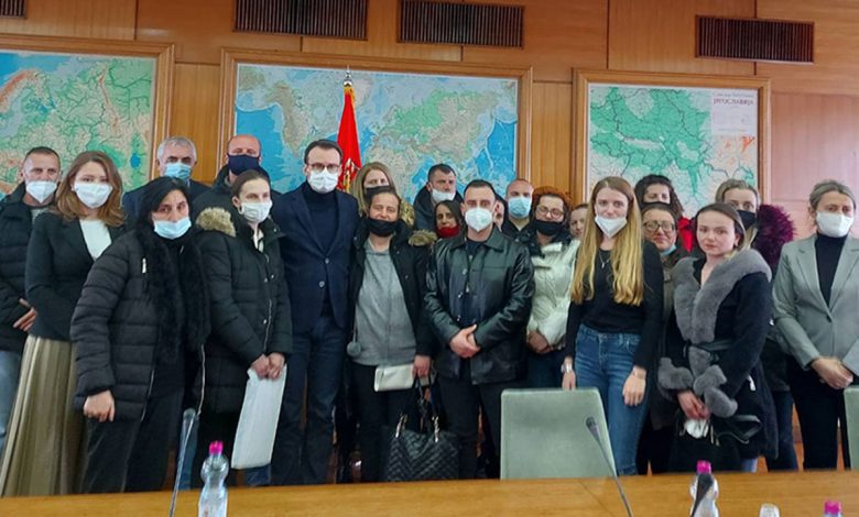 Канцелраија и радници који протестују