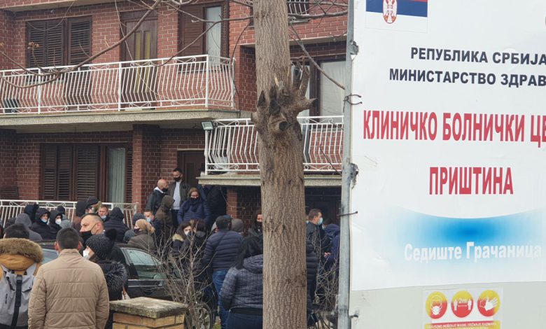 Nezadovoljni zbog rezultata konkursa za prijem zdravstvenih radnika koji je još prošle godine raspisalo Ministarstvo zdravlja Republike Srbije, više od pedeset građana, danas pre podne, protestovalo je ispred upravne zgrade KBC Priština sa sedištem u Gračanici.