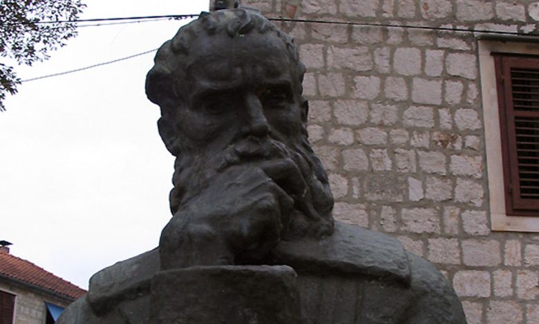 Споменик Петра Хекторовића