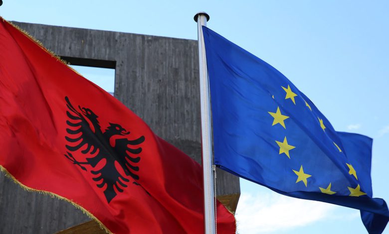 Застава Албаније и ЕУ