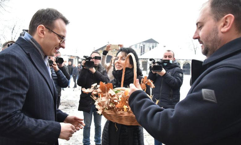 Petković ispred manastira