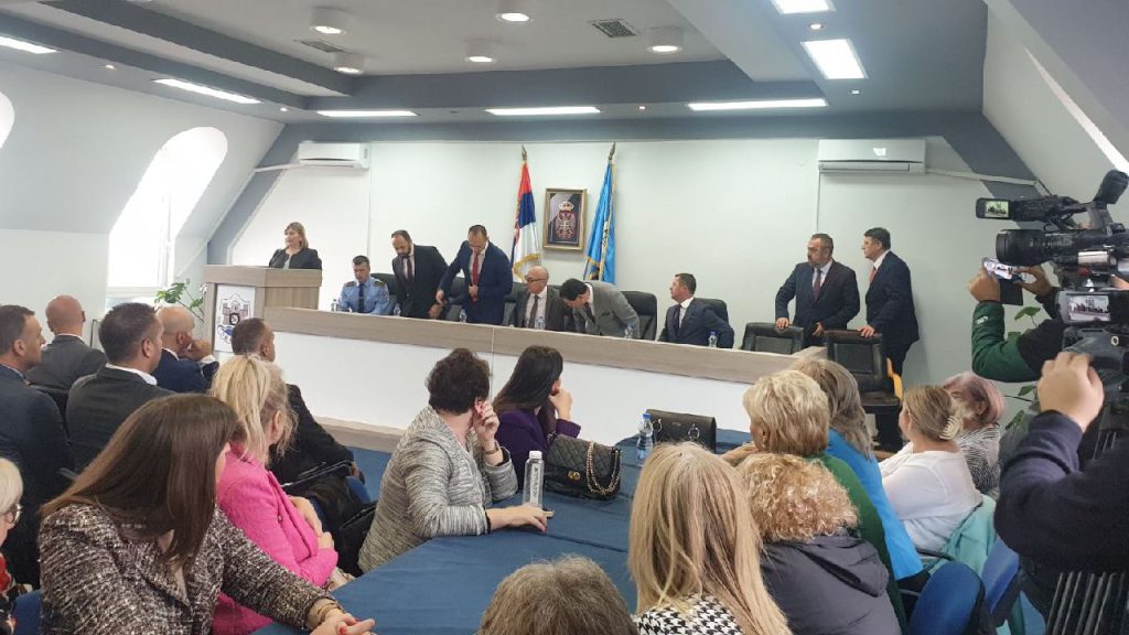 Напуштање институција