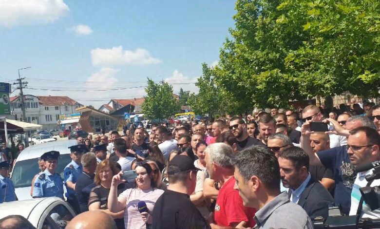 Протести Срба у Грачаници и блокада пута