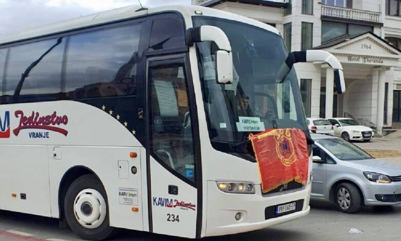 Autobus sa UČK zastavom
