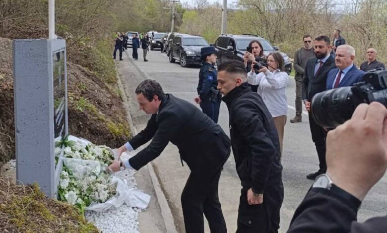 Kurti, polaže cveće