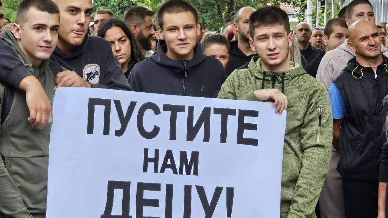 ранспарент пустите нам децу