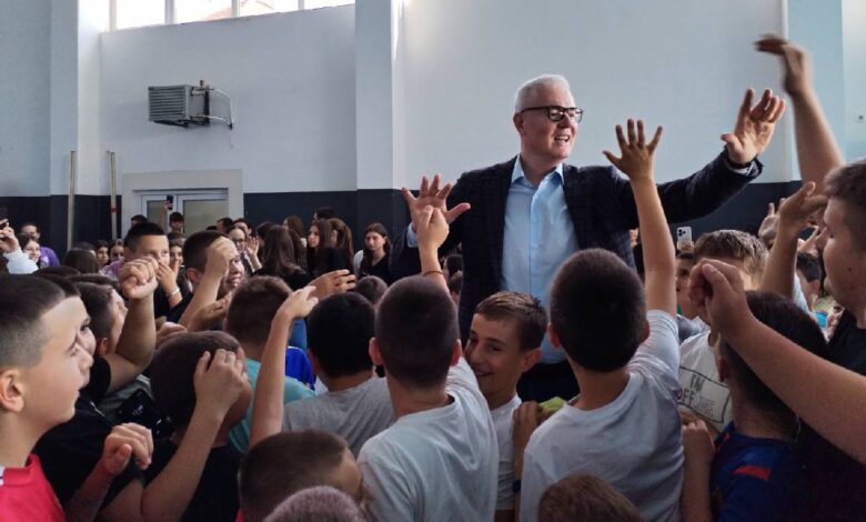 Дејан Томашевић са децом