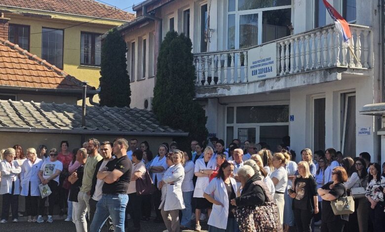 Протести испред Дома здравља